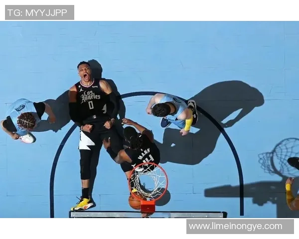 足球球星挑战篮球场展现全能运动天赋精彩对决