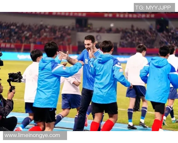 花式足球挑战赛:球星挑衅与极限技巧的精彩对决 花式足球挑战赛:球星挑衅与极限技巧的精彩对决